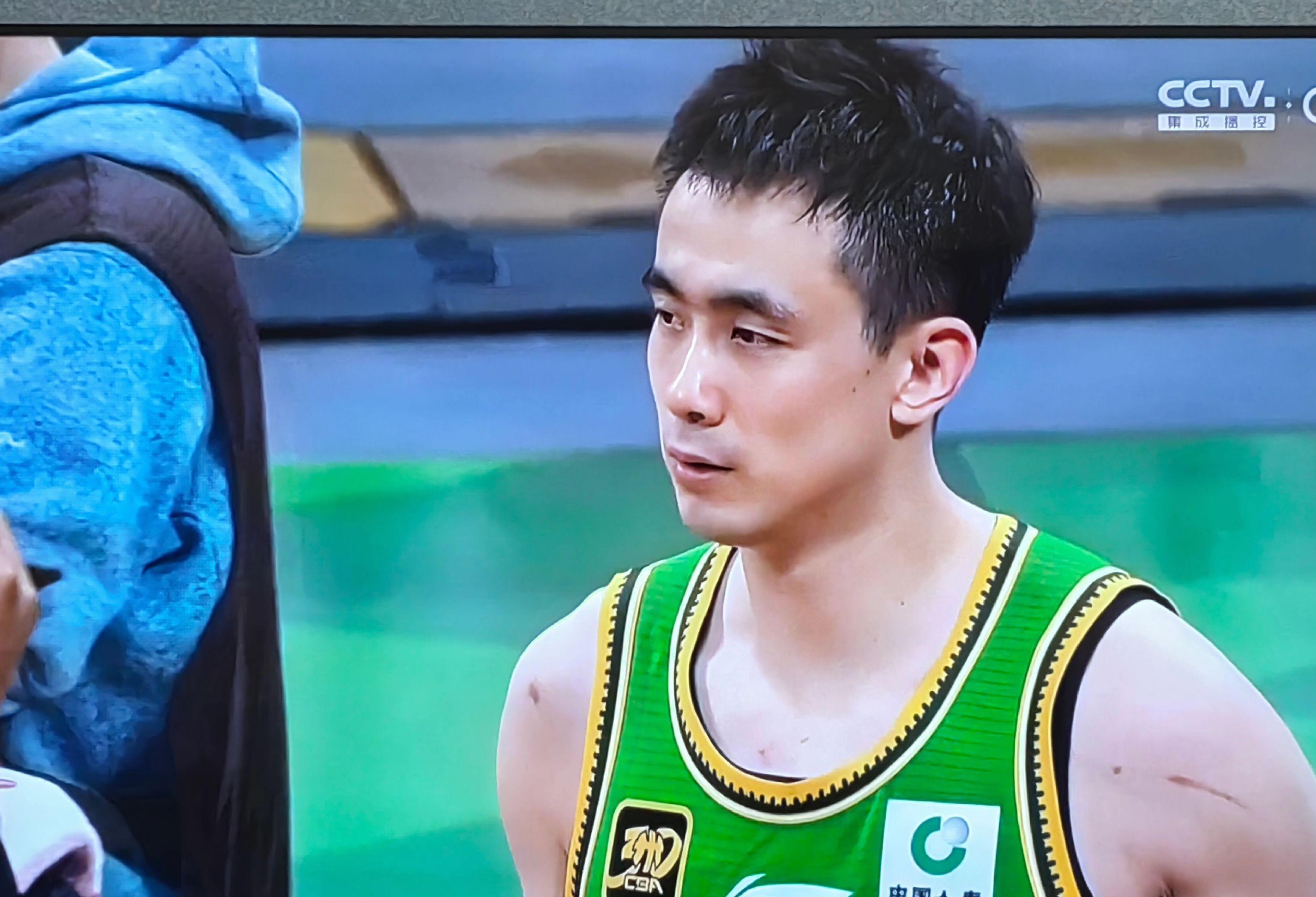 赛后体能课后，广厦男篮临场应变备战荷甲，压力陡增，高层口径保持一致(黄渤临场发挥17分钟)